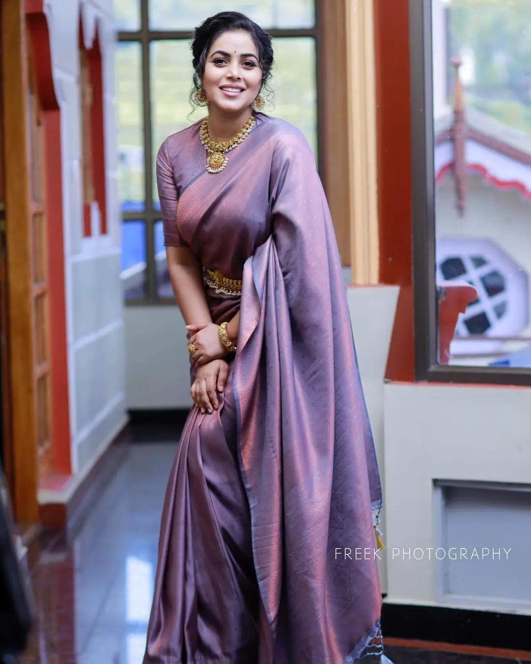 SHAMNA KASIM WEARING BEAUTIFUL JEWELLERY VIOLET SAREE 3